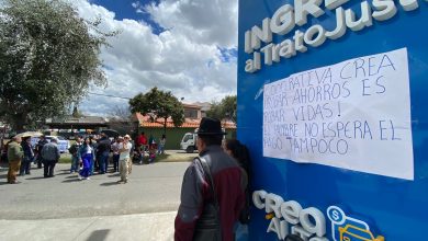 Socios de la Cooperativa CREA protagonizaron una vigilia en los exteriores de la oficina matriz, en la Av. Unidad Nacional, en Cuenca. /XCA