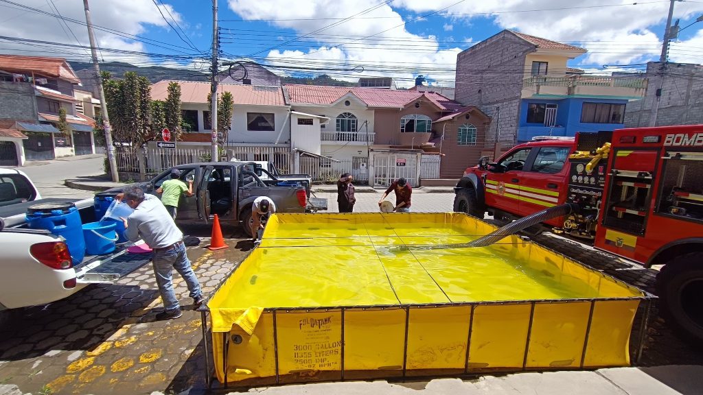 Bomberos entregan agua.