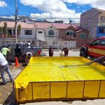 Bomberos entregan agua.