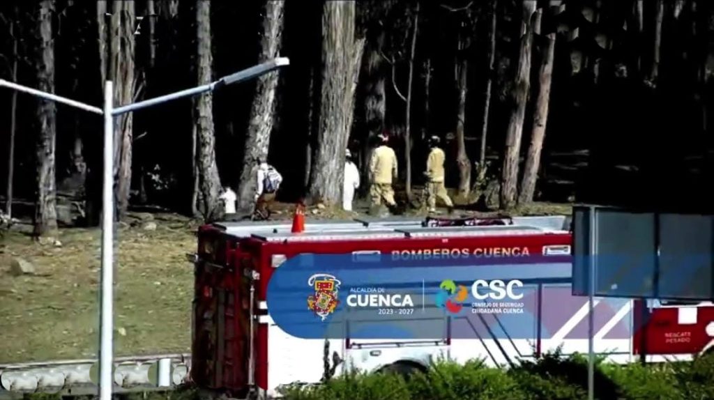 Personal de la Policía Nacional realiza el levantamiento del cadáver hallado en el río Cuenca con el apoyo del Cuerpo de Bomberos.