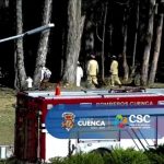Personal de la Policía Nacional realiza el levantamiento del cadáver hallado en el río Cuenca con el apoyo del Cuerpo de Bomberos.
