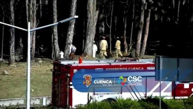 Personal de la Policía Nacional realiza el levantamiento del cadáver hallado en el río Cuenca con el apoyo del Cuerpo de Bomberos.