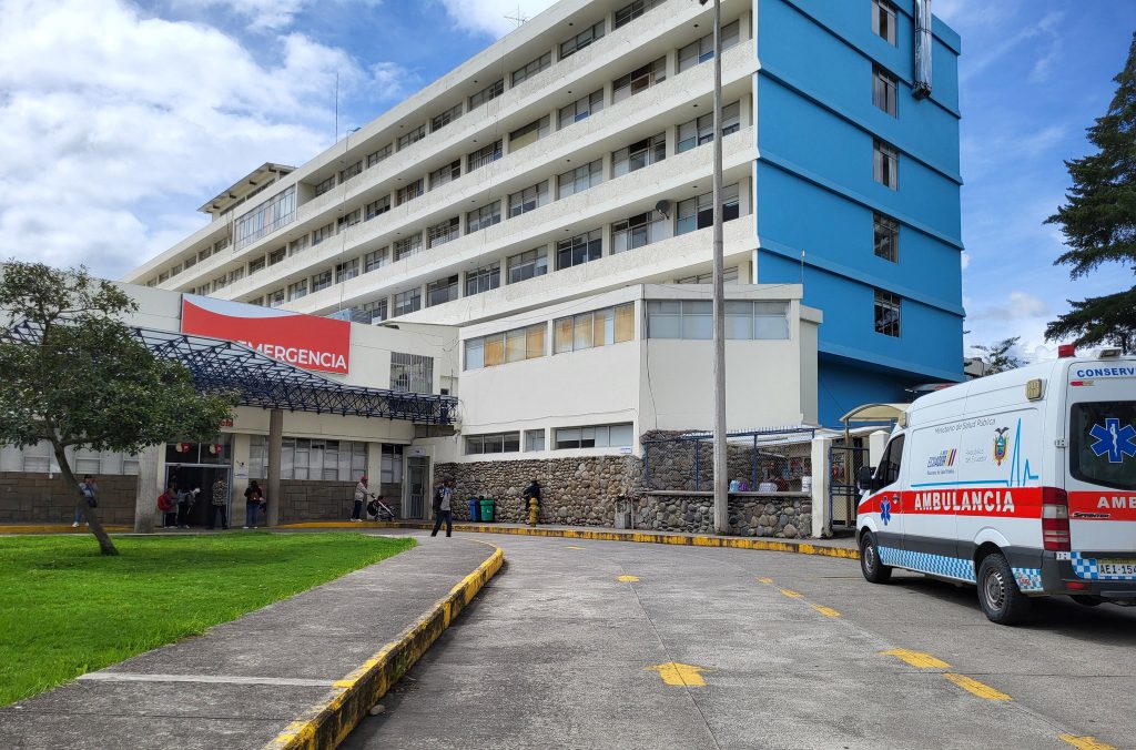Los legisladores Mabel Méndez y Roque Ordóñez visitaron y constataron los problemas en el Hospital Vicente Corral Moscoso. /Cortesía