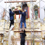 Trabajos de restauración en el interior de la iglesia de Turi. La intervención permitió recuperar retablos y elementos arquitectónicos originales.