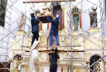 Trabajos de restauración en el interior de la iglesia de Turi. La intervención permitió recuperar retablos y elementos arquitectónicos originales.