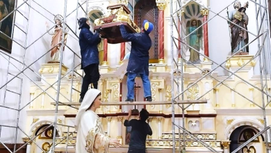 Trabajos de restauración en el interior de la iglesia de Turi. La intervención permitió recuperar retablos y elementos arquitectónicos originales.