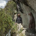 Ángel Guazhambo, presidente de la Asociación Turística de Pinchizana, en un recorrido por la Cueva del Puma.