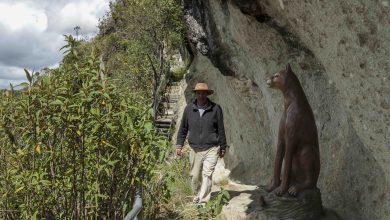 Ángel Guazhambo, presidente de la Asociación Turística de Pinchizana, en un recorrido por la Cueva del Puma.