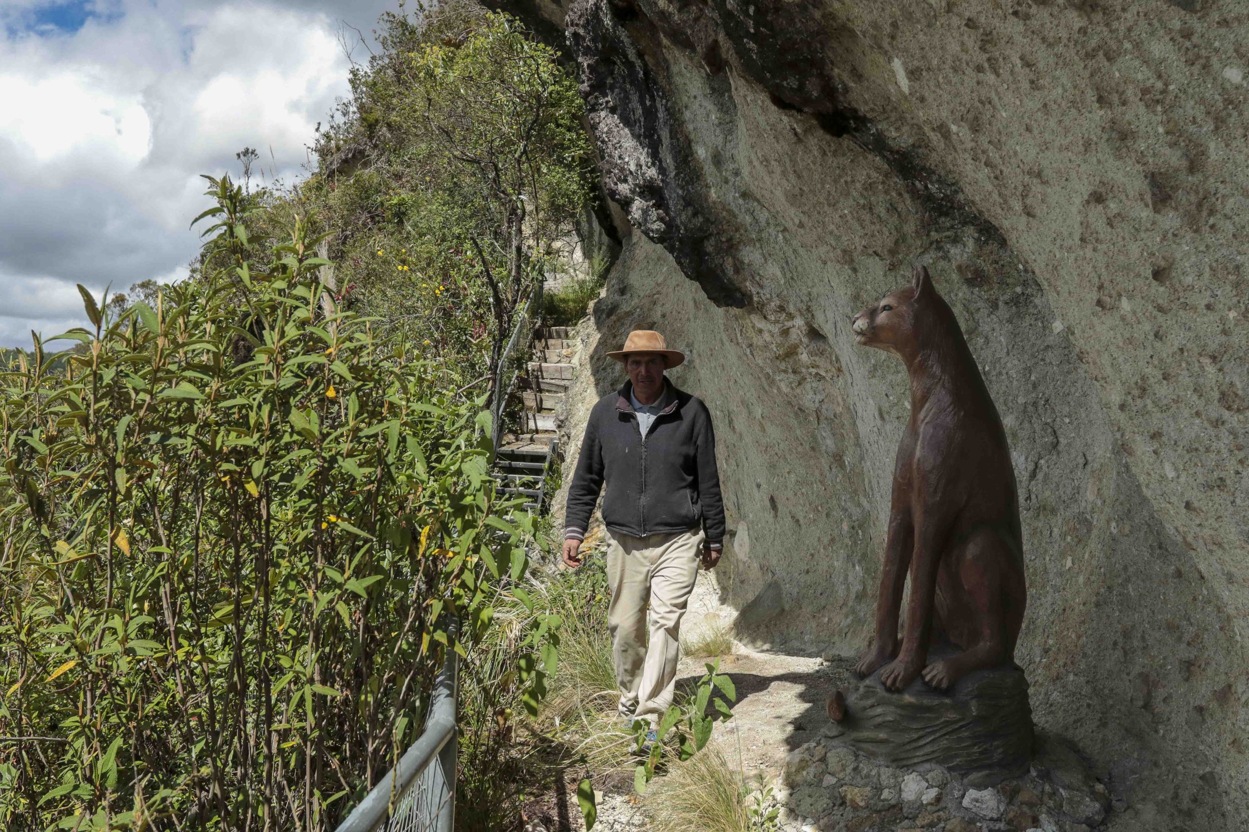 Ángel Guazhambo, presidente de la Asociación Turística de Pinchizana, en un recorrido por la Cueva del Puma.