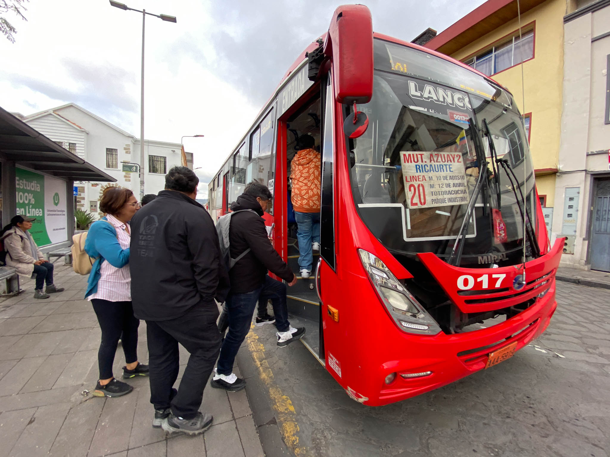 Usuarios abordan el bus en la estación de las calles Presidente Córdova y Vargas Machuca.