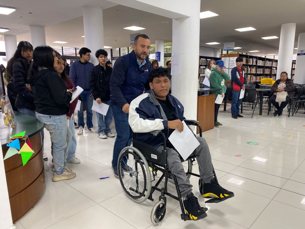 Luis Franco, oriundo de Naranjal, rindió el examen de admisión de la Universidad de Cuenca.