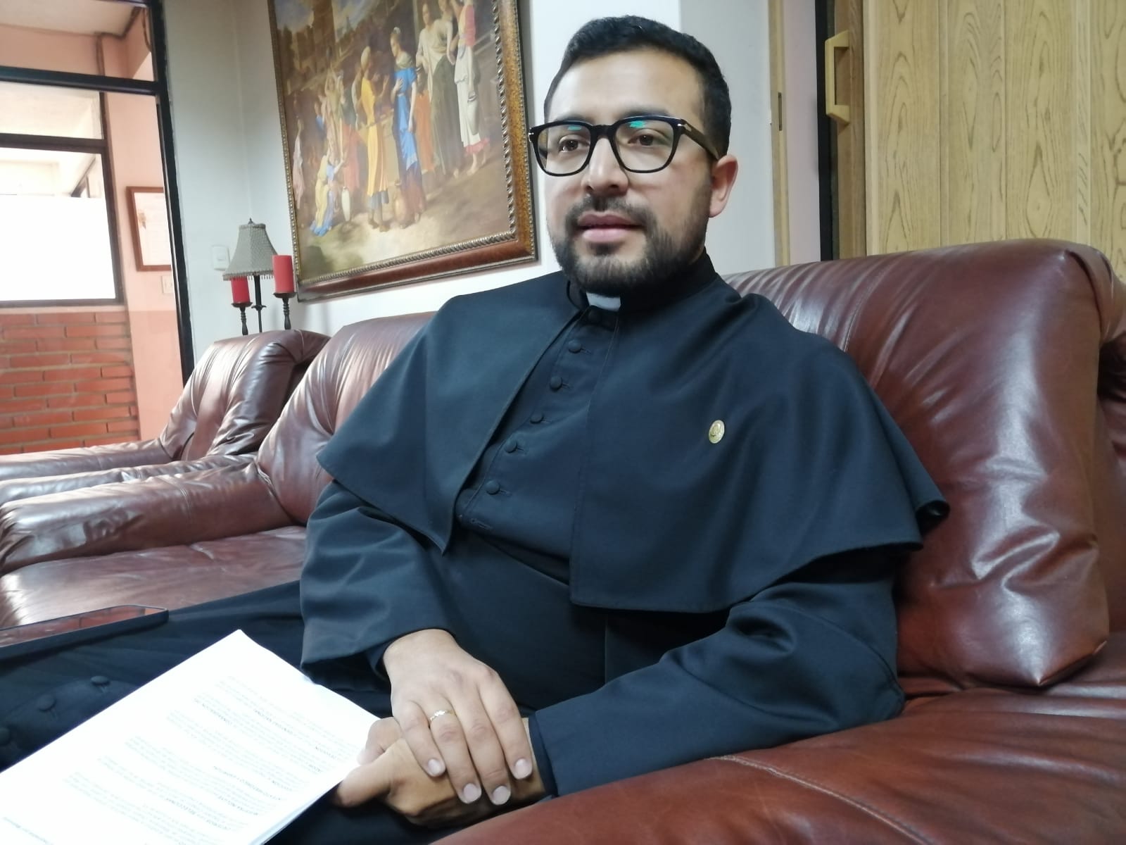 Sebastián Velázquez, sacerdote promotor vocacional general y director de la Fundación Sol de Los Andes de Quito, dio detalles sobre la exposición en honor a Julio María Matovelle. /FCS