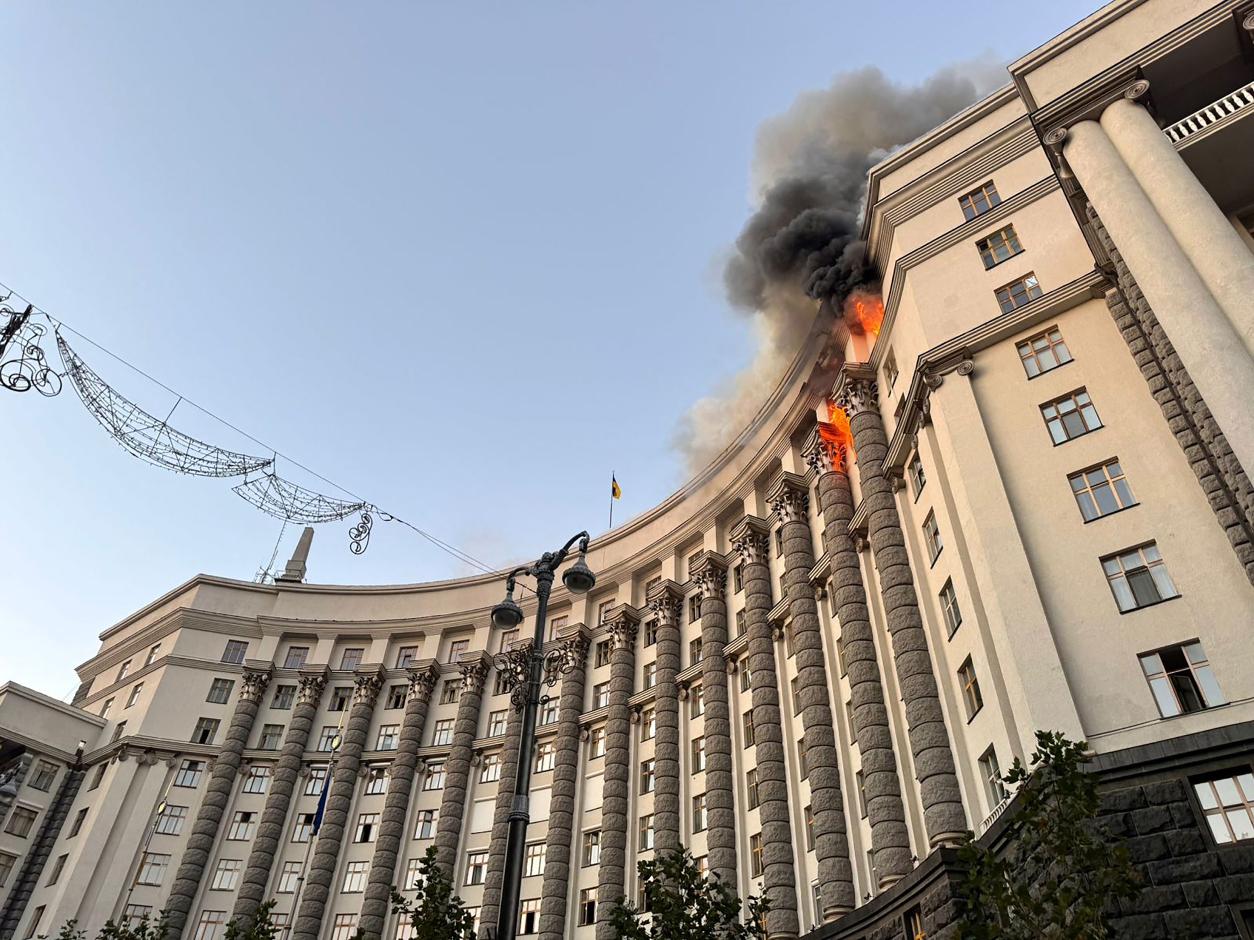 Rusia ataca sede del gobierno de Ucrania.