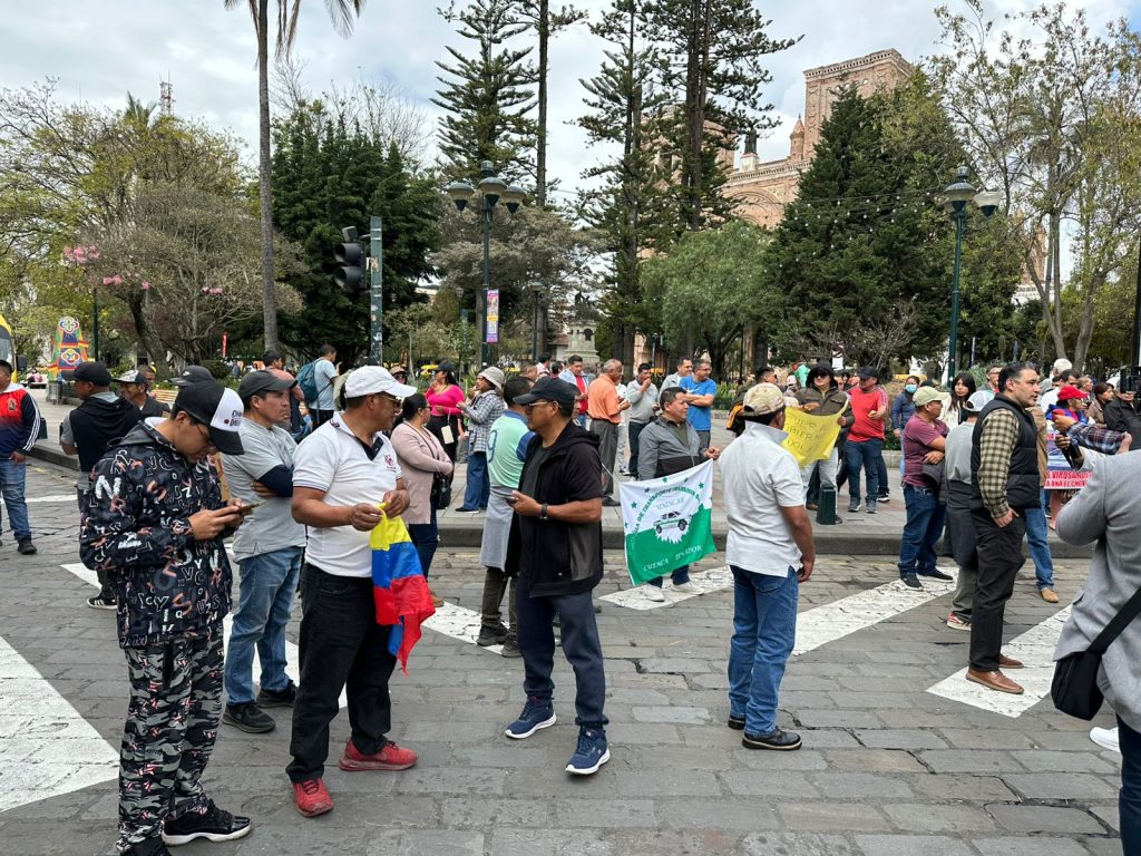 Transportistas de Azuay apoyan a la Conaie, que convocó al paro nacional.