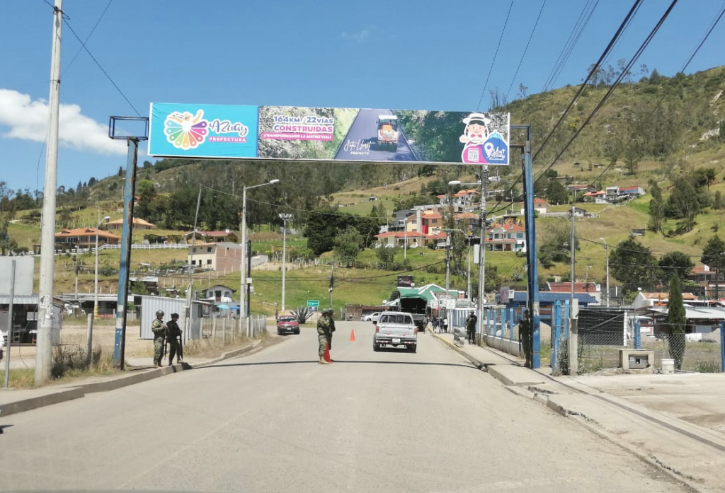 En el ingreso a la parroquia Tarqui se colocó un fuerte contingente de militares y policías la mañana de ayer. /FCS