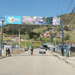 En el ingreso a la parroquia Tarqui se colocó un fuerte contingente de militares y policías la mañana de ayer. /FCS