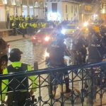 Desalojo de manifestantes en la Gobernación de Azuay por parte de la Policía Nacional divide opiniones.