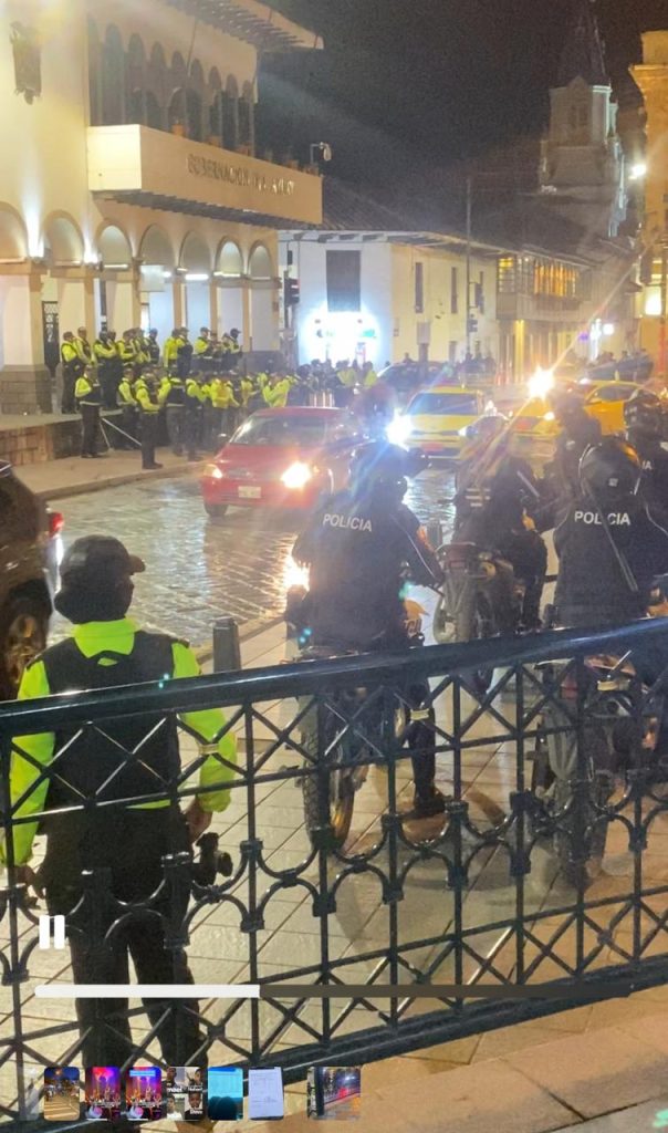 Desalojo de manifestantes en la Gobernación de Azuay por parte de la Policía Nacional divide opiniones.