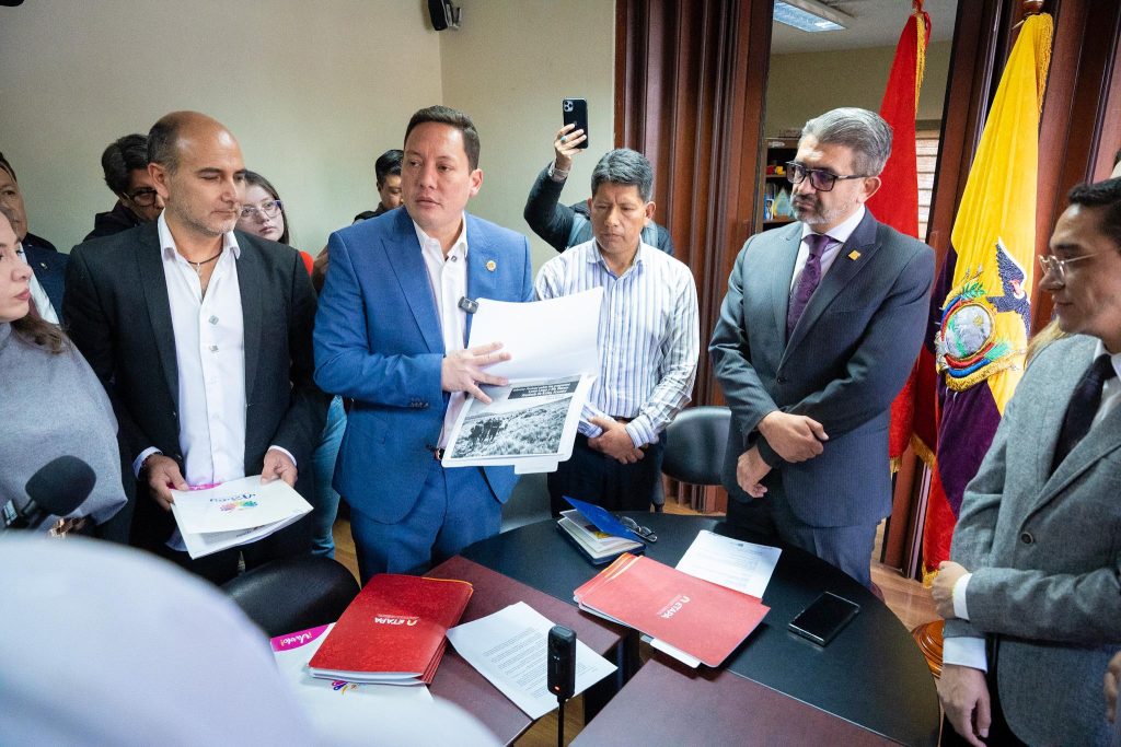 Municipio de Cuenca y Prefectura de Azuay entregaron informes técnicos sobre el proyecto minero Loma Larga.