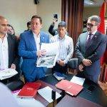 Municipio de Cuenca y Prefectura de Azuay entregaron informes técnicos sobre el proyecto minero Loma Larga.