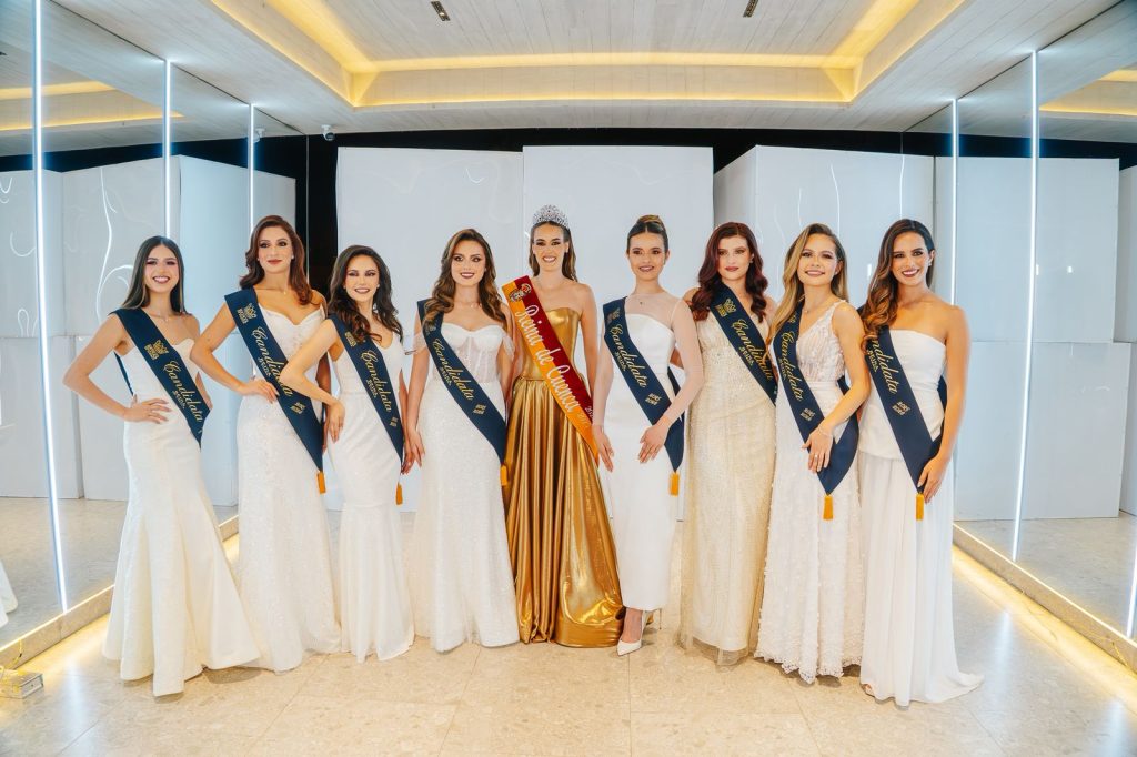 Las ocho candidatas a Reina de Cuenca 2025 – 2026, fueron presentadas el jueves 25 de de septiembre de 2025. /Cortesía