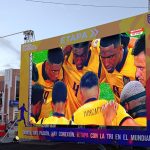 Una pantalla giganta para ver Ecuador vs Paraguay en la orilla del río Paute. /Cortesía