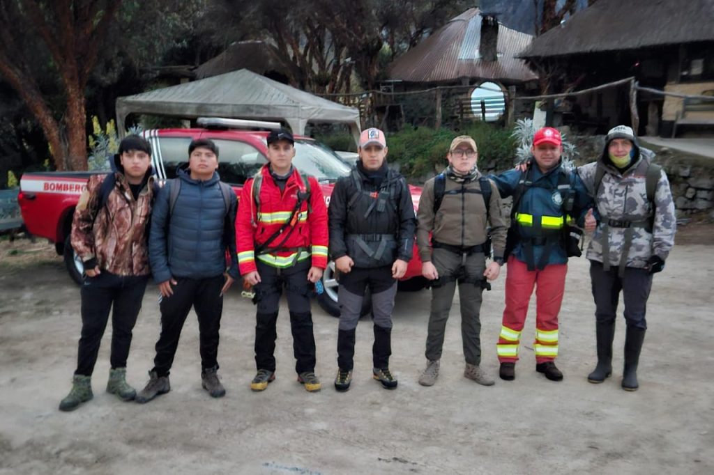 Este grupo de rescatistas ingresaron a la zona de Quitahuayco, en el Cajas para rescatara a dos personas extraviadas. /Cortesía