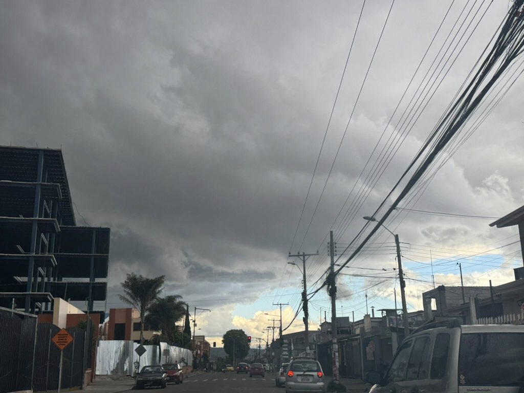 Una fuerte lluvia se presentó en Cuenca la tarde del domingo 21 de septiembre de 2025. /Cortesía ETAPA