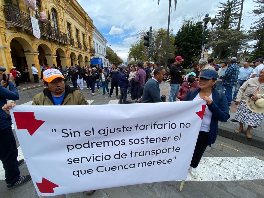 Este lunes 15 de septiembre de 2025, transportistas de buses urbanos protagonizaron un plantón frente a la Gobernación de Azuay. /XCA