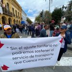 Este lunes 15 de septiembre de 2025, transportistas de buses urbanos protagonizaron un plantón frente a la Gobernación de Azuay. /XCA