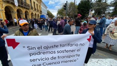 Este lunes 15 de septiembre de 2025, transportistas de buses urbanos protagonizaron un plantón frente a la Gobernación de Azuay. /XCA