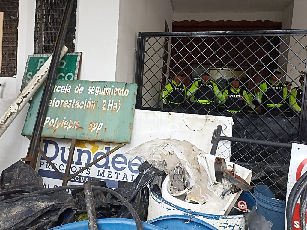 Este es el material que un grupo de ciudadanos dejó frente a la Gobernación del Azuay y que estarían contaminando los páramos de Quimsacocha. /Cortesía