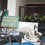 Este es el material que un grupo de ciudadanos dejó frente a la Gobernación del Azuay y que estarían contaminando los páramos de Quimsacocha. /Cortesía