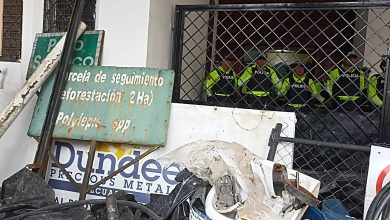 Este es el material que un grupo de ciudadanos dejó frente a la Gobernación del Azuay y que estarían contaminando los páramos de Quimsacocha. /Cortesía