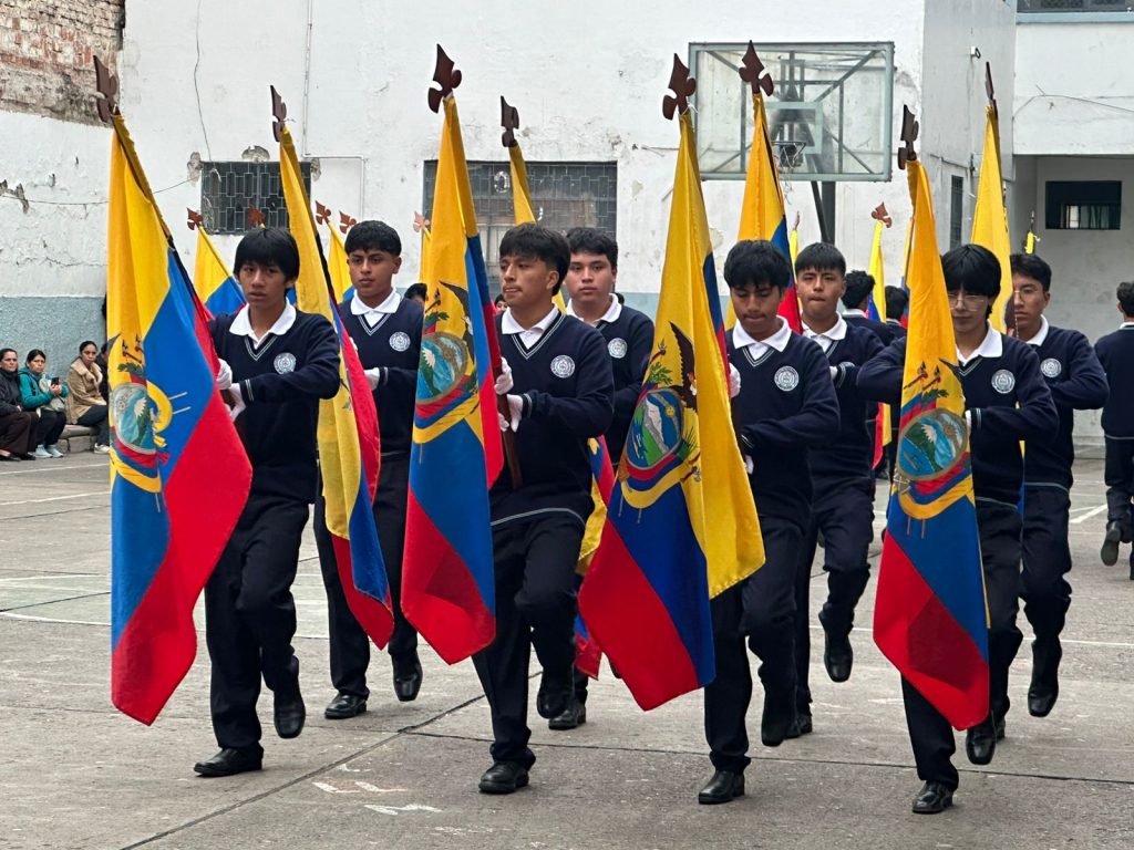Estudiantes del Octavio Cordero en Cuenca hicieron el juramento a la bandera.