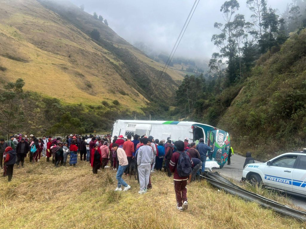 Cuatro fallecidos en vuelco de bus de Macas. El accidente ocurrió en Colta.