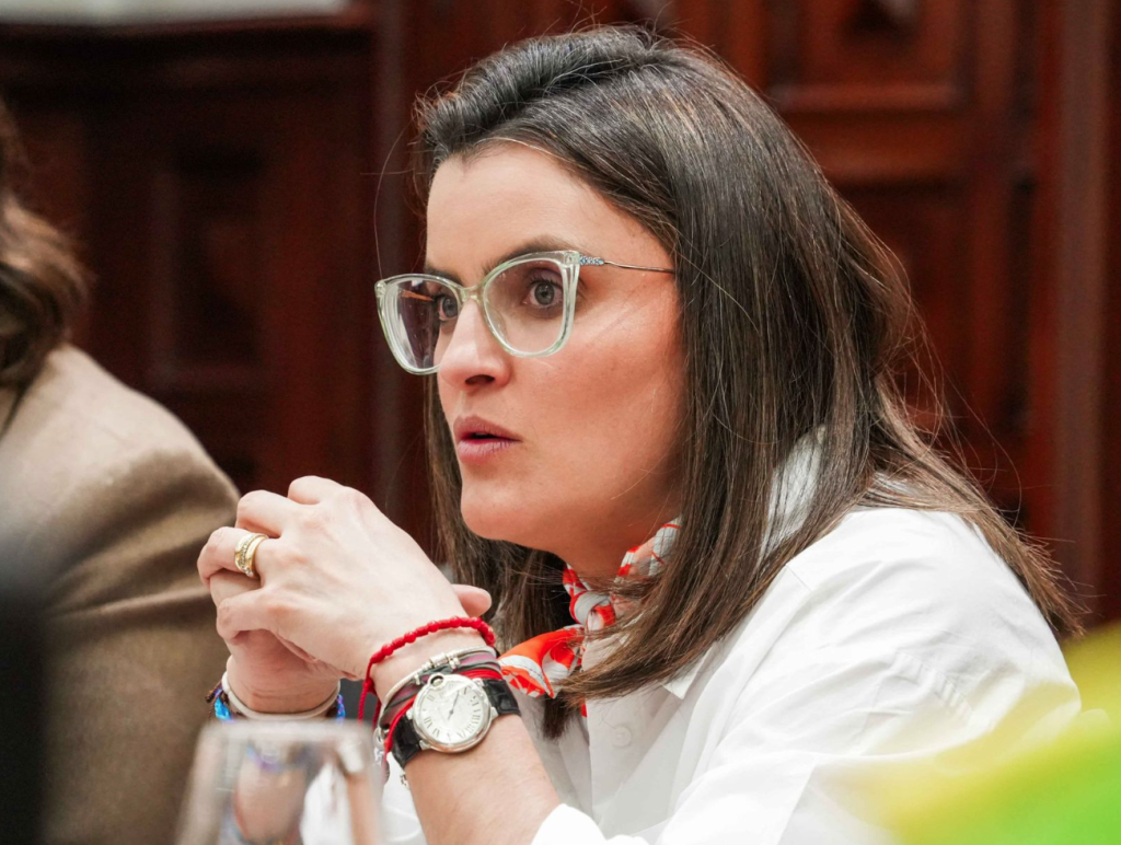 La Vicepresidenta cuencana, María José Pinto, visitó a Cuenca pero evadió las preguntas de la prensa local. /Cortesía