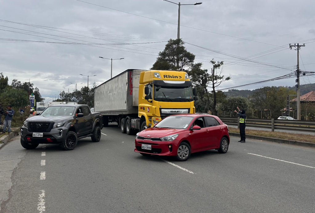 Agentes de la EMOV están en lugar organizando el tránsito vehicular. /Cortesía