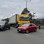 Agentes de la EMOV están en lugar organizando el tránsito vehicular. /Cortesía