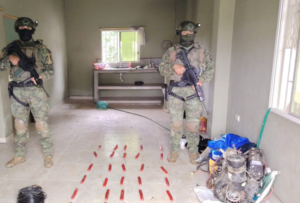 Material explosivo fue destruido en un campamento minero ilegal en Azuay. /Fotos militares