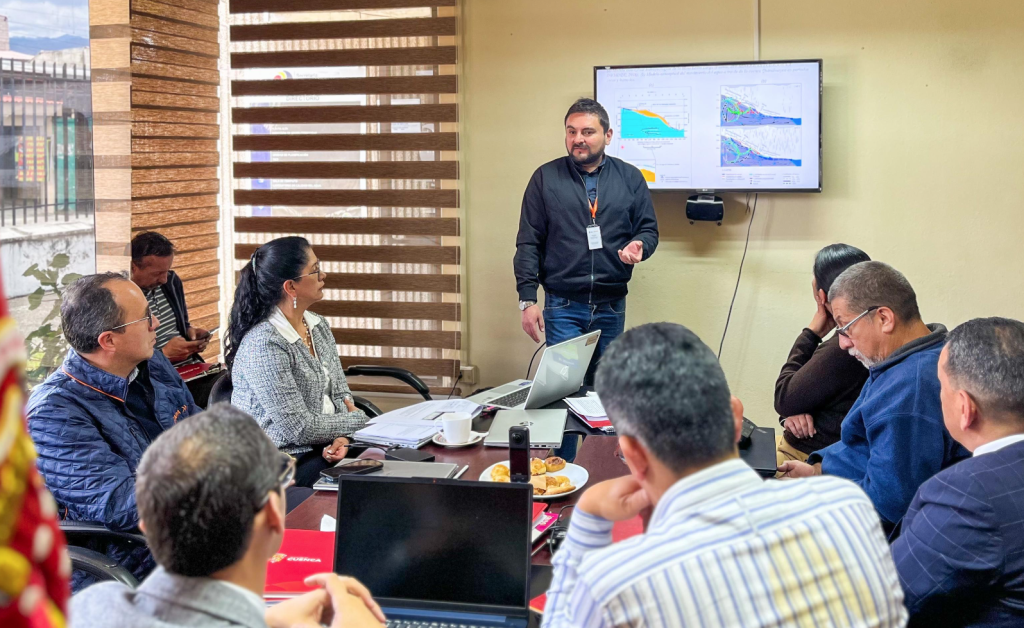 A la reunión convocada por el Gobernador del Azuay, acudieron representantes del Municipio de Cuenca y de la Prefectura del Azuay. /Cortesía