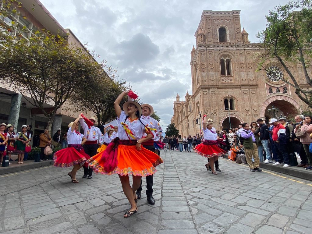 feriado octubre cuenca