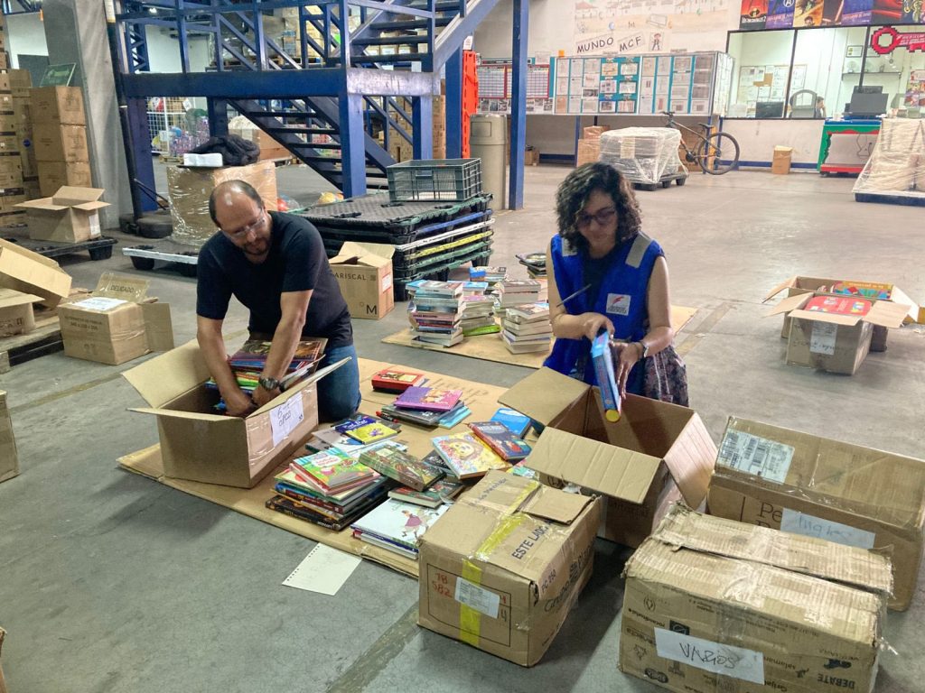 Libros gratis para centros educativos de Azuay, Pichincha y Guayas. Fueron entregados por la organización Mr. Books.