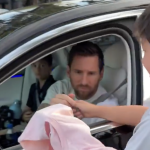 Niños ecuatorianos se encontraron con Lionel Messi en Miami. Les firmó un autógrafo en una camiseta.