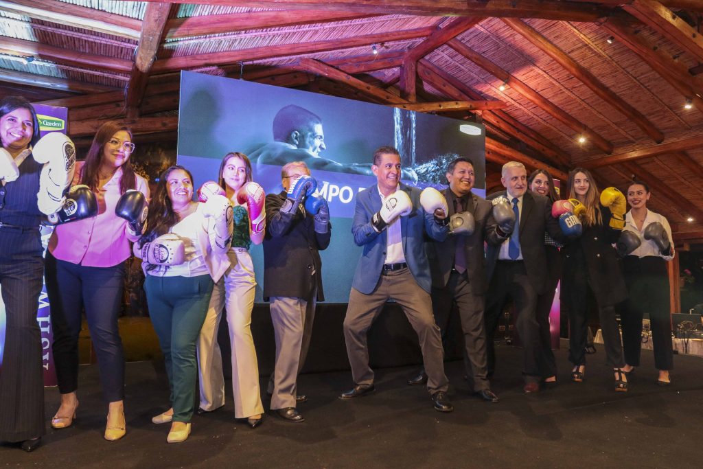 Invitados al evento “Reconecta Contigo” de Nature’s Garden participaron en un taller guiado por el coach internacional Raúl Gamboa (c), durante el lanzamiento de los productos.