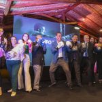 Invitados al evento “Reconecta Contigo” de Nature’s Garden participaron en un taller guiado por el coach internacional Raúl Gamboa (c), durante el lanzamiento de los productos.