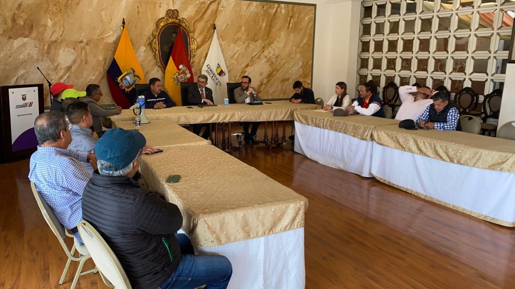 Transportistas del Azuay sin acuerdo con el Gobierno Nacional por el diésel, analizan acciones
