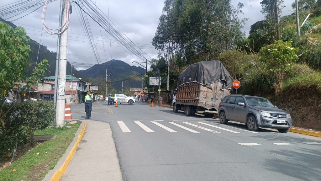 El paso vehicular en la vía Cuenca – Molleturo – El Empalme, se limitó desde el sector de la ‘Y’ de Suyausí. /Cortesía