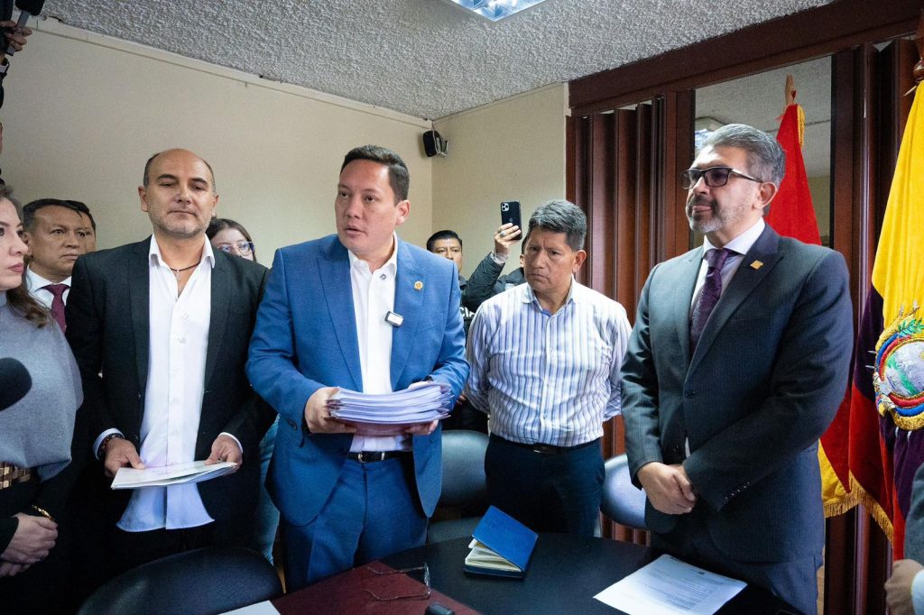 Xavier Bermúdez, gobernador de Azuay, Cristian Zamora, alcalde de Cuenca y Juan Cristóbal Lloret, protagonizaron un enfrentamiento verbal antes de la reunión convocada por el MAE en Cuenca. /CSM