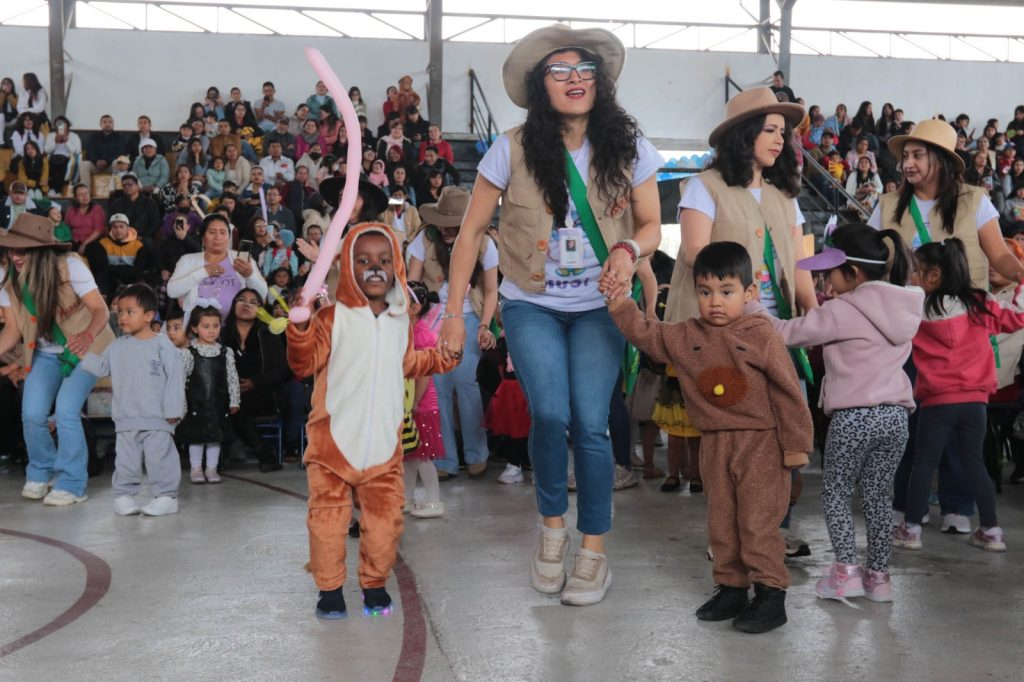 Docentes y estudiantes de la Unidad Educativa “César Dávila Andrade”, durante el evento de inauguración del año lectivo 2025-2026.